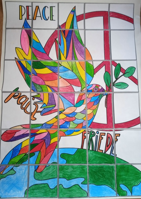 Friedenszeichen der Schüler der Auentalschule